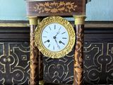 une horloge posée sur une table