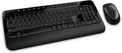 un clavier d'ordinateur et une souris posés sur une surface blanche