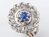 gros plan d'une bague en saphir bleu et diamant sur fond blanc