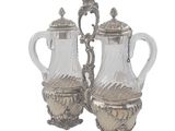 paire de vases anciens en verre argenté, munis d'anses en chaîne
