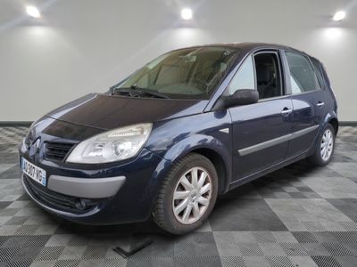 la photo d'une petite voiture bleue garée dans un garage