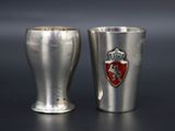 paire de coupes en argent ornées d'un blason et d'un écusson sur le côté