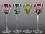 quatre verres à vin sont alignés sur une table