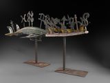sculpture représentant un poisson posée sur un socle, avec une pancarte sur le côté