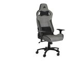 un gros plan d'une chaise sur fond blanc, avec un fond blanc
