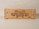 La boîte en bois porte un logo sur lequel est inscrit « Petros ».