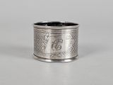 un rond de serviette ancien en argent orné d'un oiseau