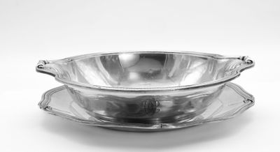 un plateau en argent sur lequel sont posés une tasse et une soucoupe