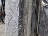 de nombreux matelas emballés et prêts à être expédiés