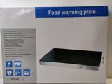 boîte contenant une plaque chauffante posée sur un plan de travail dans une cuisine