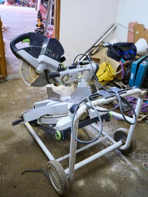 a picture of a sawhorse sitting in a garage