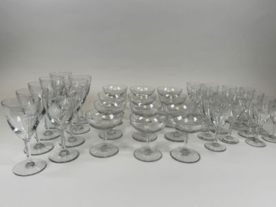 Partie de service de verres à décor gravé comprenant : - Photo 1