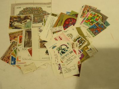 une pile de vieilles cartes postales posée sur une table