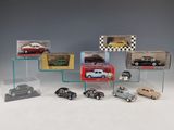 tout un tas de petites voitures exposées sur une étagère