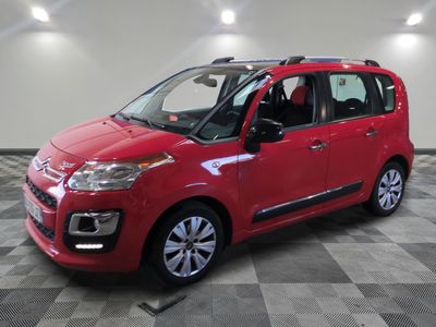 la citrole rouge est garée dans le garage sur un sol en damier