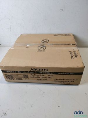 deux boîtes posées l'une à côté de l'autre sur une table