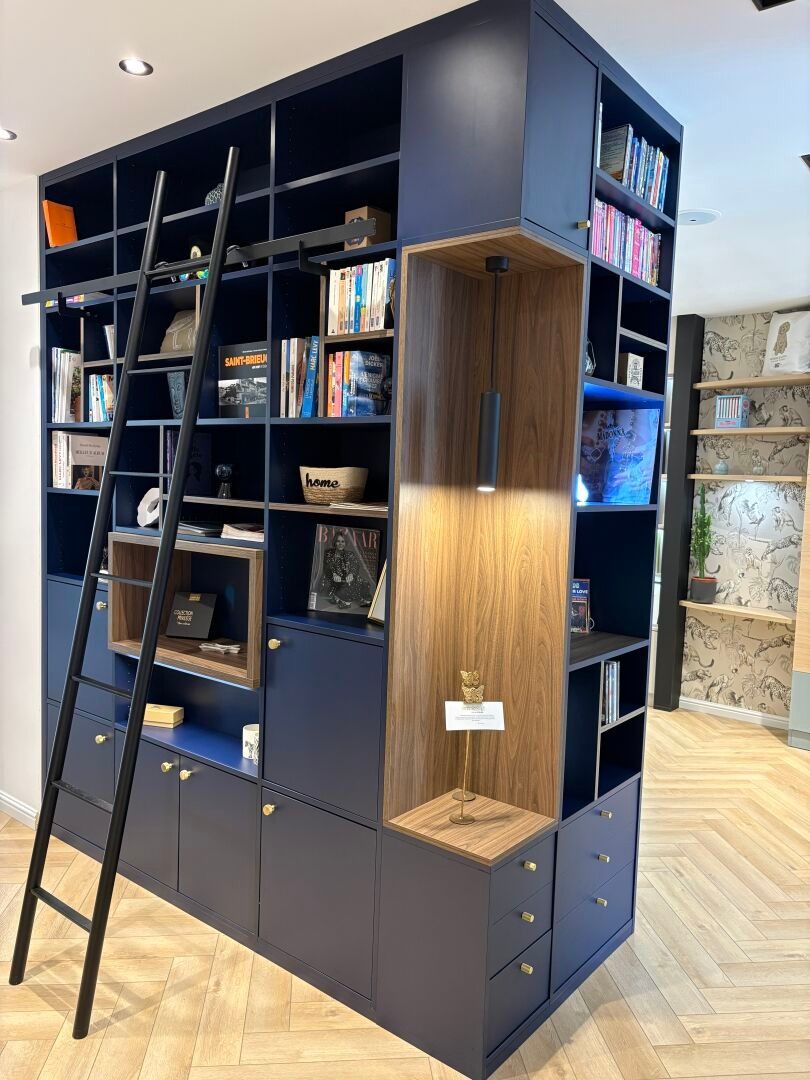 VENTE SUR DESIGNATION se trouvant en SAINT-BRIEUC Meuble bibliothèque d'angle lamifié bleu nuit et imitation noyer (D...