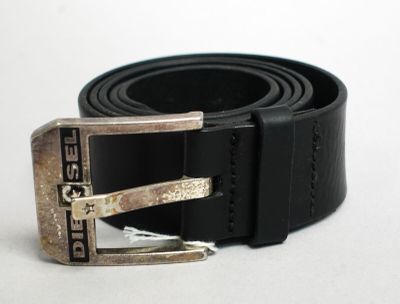 une ceinture noire ornée d'une boucle argentée sur un fond blanc