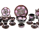 de nombreuses œuvres d'art posées sur la table
