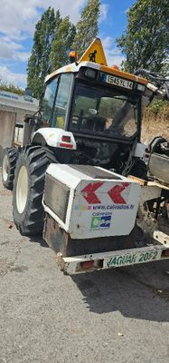 un tracteur garé sur le bord de la route