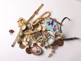 une pile de bijoux assortis sur une surface blanche