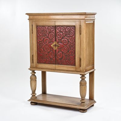 une armoire en bois ornée d'un motif rouge et or
