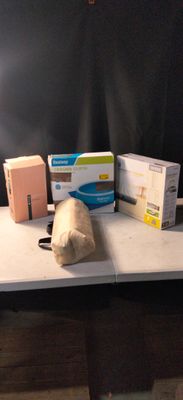 beaucoup de cartons et un sac posés sur une table