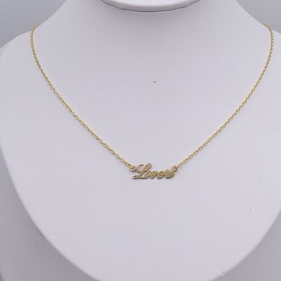 un collier en or sur lequel est gravé le mot « love »
