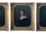 trois portraits encadrés représentant un homme et une femme en tenue de cérémonie