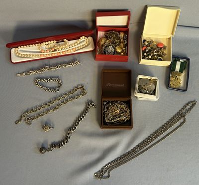 beaucoup de bijoux posés sur une table