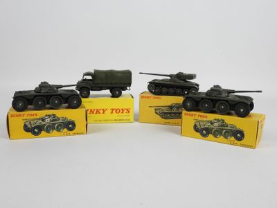 trois véhicules militaires miniatures sont posés dans une boîte sur une surface blanche