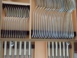 de nombreuses fourchettes et cuillères dans une boîte en bois