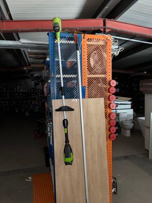 un porte-outils dans un garage