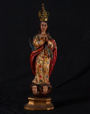 une statue représentant une femme coiffée d'une couronne