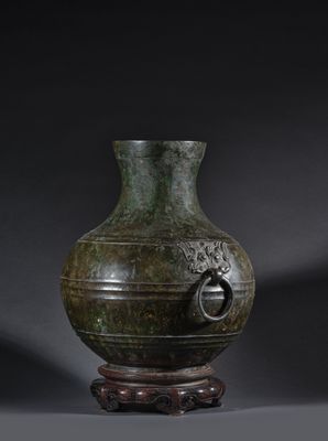 une image représentant un vase vert posé sur un socle