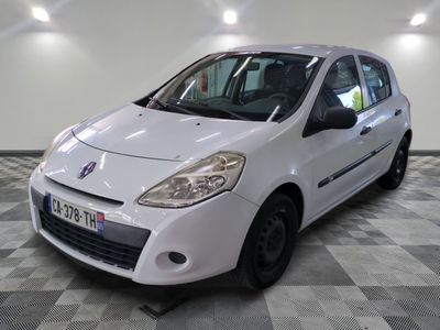 la photo d'une petite voiture blanche garée dans un garage
