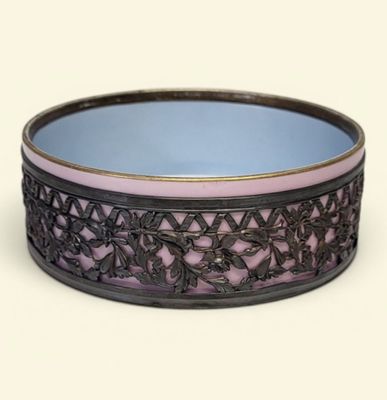une image représentant un bol orné d'un motif violet et noir