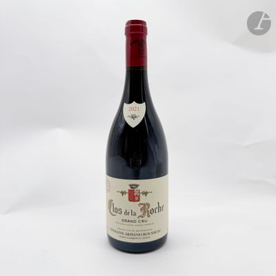 une bouteille de vin posée sur une table