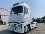une photo d'un camion blanc garé dans un parking
