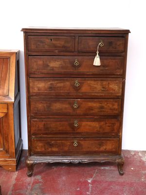 une commode en bois à côté d'un piano