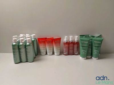 de nombreux types de produits de soins de la peau alignés sur une table