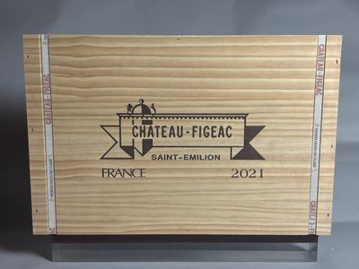 gros plan d'une boîte en bois portant une étiquette
