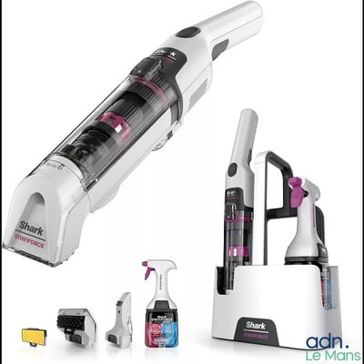 un gros plan d'un aspirateur et d'autres produits d'entretien sur fond blanc