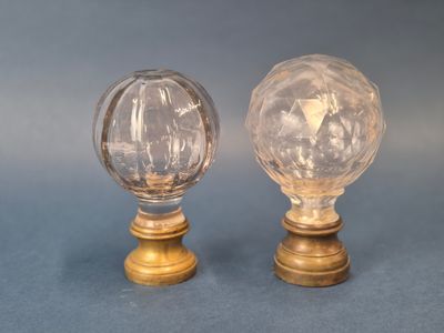 une paire de poignées de porte en verre et en laiton sur fond bleu