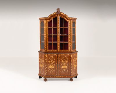 Vitrine en bois de placage marqueté de fleurs et de feuillag…