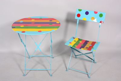 deux chaises et une table avec un motif à pois