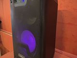 une enceinte posée sur un canapé