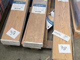 plusieurs pièces de bois sont empilées dans un entrepôt
