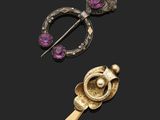 deux broches en or et en argent et une paire de boucles d'oreilles
