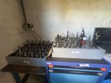 une machine posée sur une table dans une pièce
